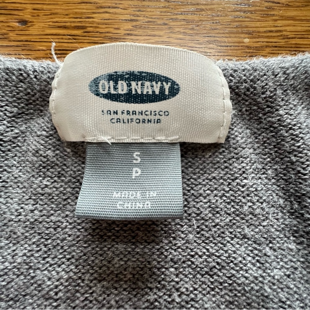 ⭐️ Old Navy Lightweight Sweater Gray with Pineapple Print size SMALL - Picture 8 of 12